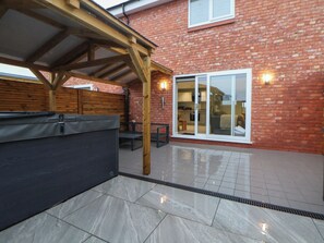 Terrace/patio - Oak Barn (Chester)
