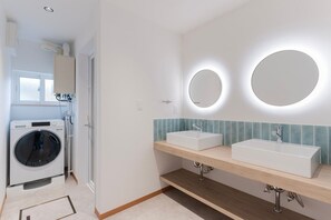 Sèche-cheveux, serviettes fournies, savon, shampoing