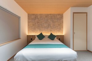 3 habitaciones, escritorio y tabla de planchar con plancha 