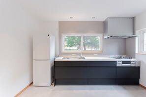 Refrigerador, microondas, parrilla de estufa y tetera eléctrica 