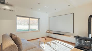 TV connectée, cheminée, livres, écrans d'ordinateur