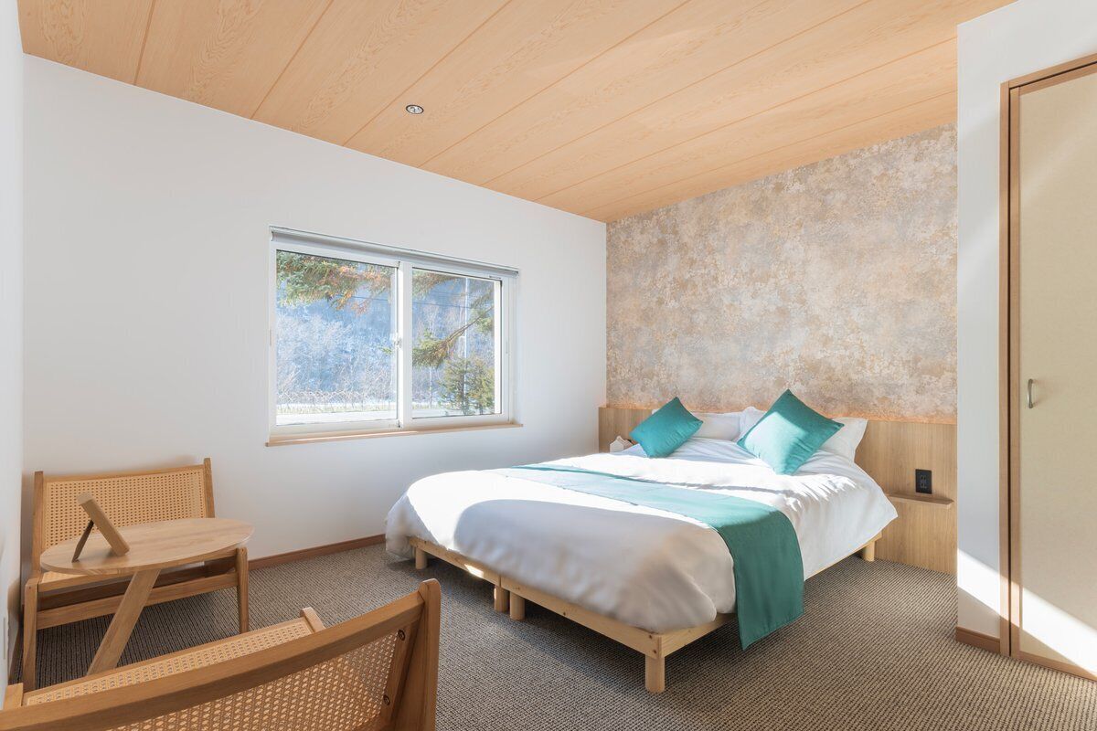 3 bedrooms, desk, iron/ironing board, travel crib