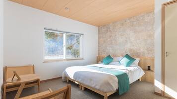 3 bedrooms, desk, iron/ironing board, travel crib