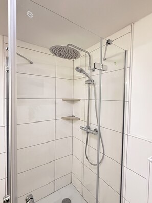 Shower, towels, soap, toilet paper - Quiet apartment near Lübeck (Stockelsdorf)