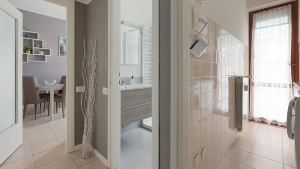 A modern bathroom with a shower, toilet, and sink. - GuestHost - M1 Gambara Balcony Studio (Milano)