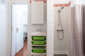 Shower, bidet - GuestHost - Nice studio apartment located on the ground floor of a residential building with a shared garden (where you can park bicycles).Please note: it is not possible to park just outside the house. The closest parking (not guaranteed) is located in  (Como)