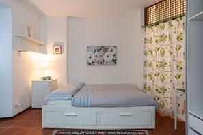 Iron/ironing board - GuestHost - Nice studio apartment located on the ground floor of a residential building with a shared garden (where you can park bicycles).Please note: it is not possible to park just outside the house. The closest parking (not guaranteed) is located in  (Como)