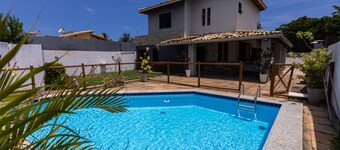 Casa com Wi-fi Piscina e Garagem a 550m da Praia