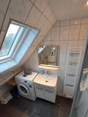 Een douche, een haardroger, handdoeken