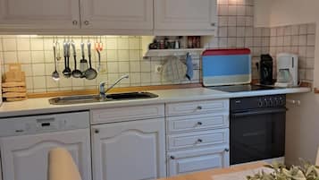 Fridge, oven, stovetop, dishwasher