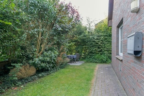 Outdoor dining - Apartment 'Fewo Nordsee Whng 3' with Private Terrace, Private Garden and Wi-Fi (Wangerland)