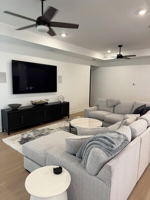 Living area - Spacious 4-bedroom house in brilliant Sarasota with AC and gym (Sarasota)