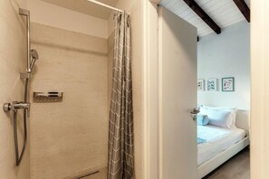 Shower, towels - <p><strong>Near the lake and the center (FLORIDA ASCONA Room 11)</strong></p><p>Just a few steps from the center and the charming lakeside promenade of Ascona, FLORIDA ASCONA Room 11 welcomes guests into a refined and comfortable setting, ideal for disco (Ascona)