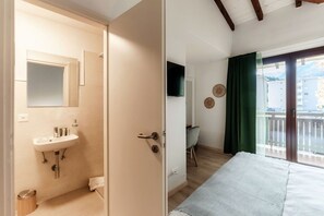 Room - <p><strong>Near the lake and the center (FLORIDA ASCONA Room 11)</strong></p><p>Just a few steps from the center and the charming lakeside promenade of Ascona, FLORIDA ASCONA Room 11 welcomes guests into a refined and comfortable setting, ideal for disco (Ascona)