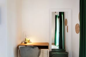 Interior - <p><strong>Near the lake and the center (FLORIDA ASCONA Room 11)</strong></p><p>Just a few steps from the center and the charming lakeside promenade of Ascona, FLORIDA ASCONA Room 11 welcomes guests into a refined and comfortable setting, ideal for disco (Ascona)