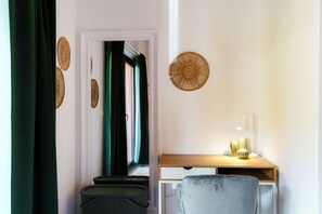 Interior - <p><strong>Near the lake and the center (FLORIDA ASCONA Room 10)</strong></p><p>Just a few steps from the center and the charming lakeside promenade of Ascona, FLORIDA ASCONA Room 10 welcomes guests into a refined and comfortable setting, ideal for disco (Ascona)