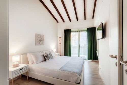 <p><strong>Near the lake and the center (FLORIDA ASCONA Room 10)</strong></p><p>Just a few steps from the center and the charming lakeside promenade of Ascona, FLORIDA ASCONA Room 10 welcomes guests into a refined and comfortable setting, ideal for disco