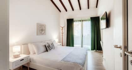 <p><strong>Near the lake and the center (FLORIDA ASCONA Room 10)</strong></p><p>Just a few steps from the center and the charming lakeside promenade of Ascona, FLORIDA ASCONA Room 10 welcomes guests into a refined and comfortable setting, ideal for disco