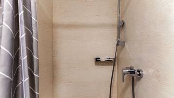 Een douche, handdoeken
