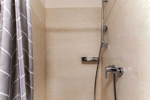Shower, towels - <p><strong>Near the lake and the center (FLORIDA ASCONA Room 10)</strong></p><p>Just a few steps from the center and the charming lakeside promenade of Ascona, FLORIDA ASCONA Room 10 welcomes guests into a refined and comfortable setting, ideal for disco (Ascona)