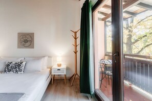 1 bedroom - <p><strong>Near the lake and the center (FLORIDA ASCONA Room 10)</strong></p><p>Just a few steps from the center and the charming lakeside promenade of Ascona, FLORIDA ASCONA Room 10 welcomes guests into a refined and comfortable setting, ideal for disco (Ascona)