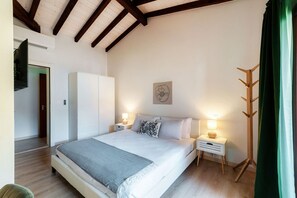 Room - <p><strong>Near the lake and the center (FLORIDA ASCONA Room 10)</strong></p><p>Just a few steps from the center and the charming lakeside promenade of Ascona, FLORIDA ASCONA Room 10 welcomes guests into a refined and comfortable setting, ideal for disco (Ascona)