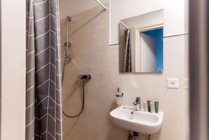 Douche, serviettes fournies