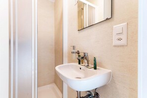 Douche, serviettes fournies