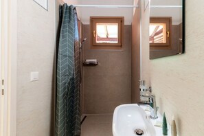 Douche, serviettes fournies