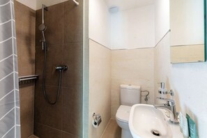 Shower, towels - <p><strong>Near the lake and the center (FLORIDA ASCONA Room 12)</strong></p><p>Just a few steps from the center and the charming lakeside promenade of Ascona, FLORIDA ASCONA Room 12 welcomes guests into a refined and comfortable setting, ideal for disco (Ascona)