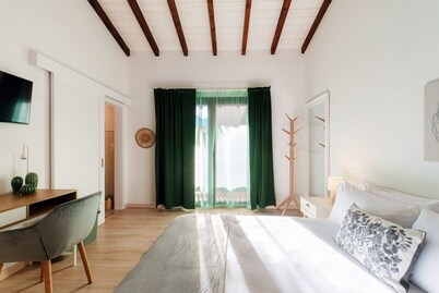 <p><strong>Near the lake and the center (FLORIDA ASCONA Room 12)</strong></p><p>Just a few steps from the center and the charming lakeside promenade of Ascona, FLORIDA ASCONA Room 12 welcomes guests into a refined and comfortable setting, ideal for disco