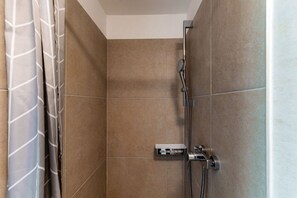 Shower, towels - <p><strong>Near the lake and the center (FLORIDA ASCONA Room 12)</strong></p><p>Just a few steps from the center and the charming lakeside promenade of Ascona, FLORIDA ASCONA Room 12 welcomes guests into a refined and comfortable setting, ideal for disco (Ascona)