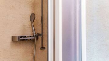 Douche, serviettes fournies