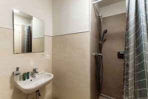 Shower, free toiletries, hair dryer, towels - Near the lake and the center (FLORIDA ASCONA Room 19) (Ascona)