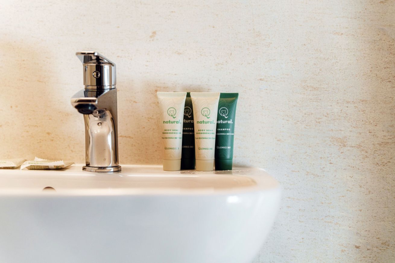 Dusche, kostenlose Toilettenartikel, Haartrockner, Handtücher