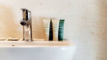 Dusche, kostenlose Toilettenartikel, Haartrockner, Handtücher