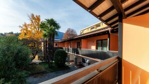 A building with a balcony overlooking a garden. - Near the lake and the center (FLORIDA ASCONA Room 19) (Ascona)