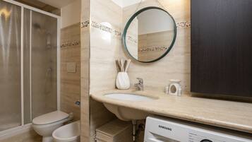 Doccia, bidet, asciugamani, shampoo