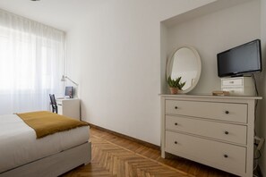 Desk, iron/ironing board - Sant'Agostino Design Apartment (Milan)