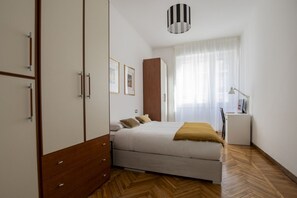 Una scrivania, ferro/asse da stiro