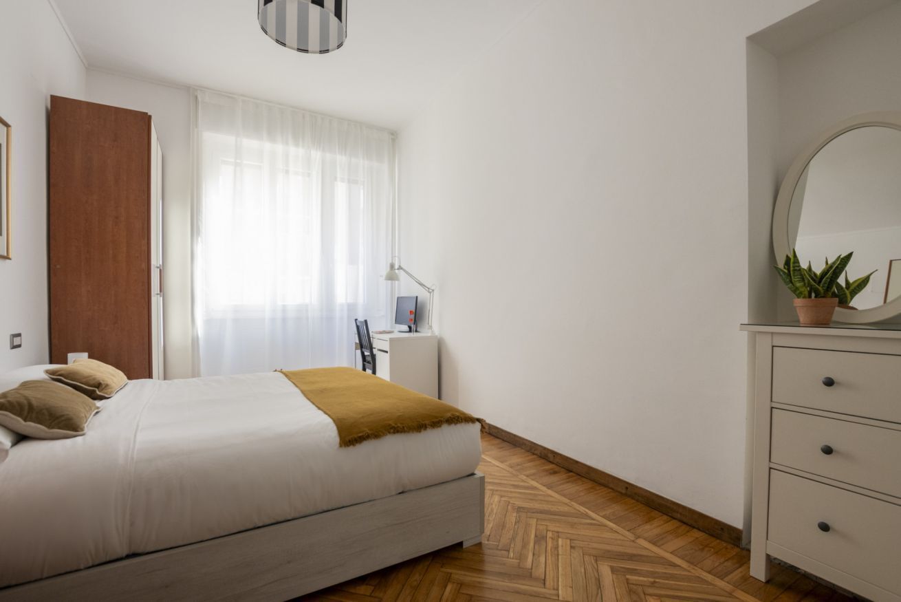 Una scrivania, ferro/asse da stiro