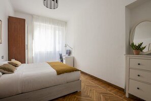 Una scrivania, ferro/asse da stiro