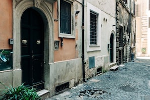 Exterior detail - ROMAntic Duplex [Piazza Navona 5*] (Rome)