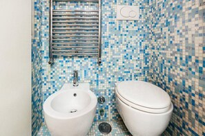 Regadera, bidet, toallas, shampoo 