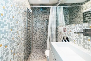 Regadera, bidet, toallas, shampoo 
