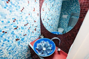 Regadera, bidet, toallas, shampoo 