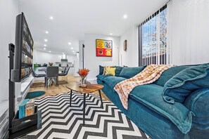Smart TV - Modern 4BR London Home with Games Room Large Garden Free Parking and Fast WiFi (Wembley)