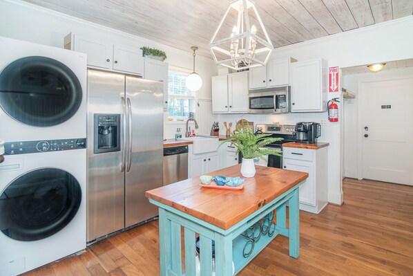 Jääkaappi, mikroaaltouuni, uuni, liesi