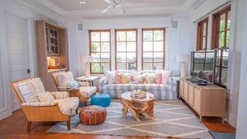 Villa, 4 slaapkamers | Woonruimte | Een smart-tv