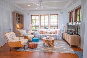 Villa, 4 chambres | Aire de séjour | Téléviseur connecté